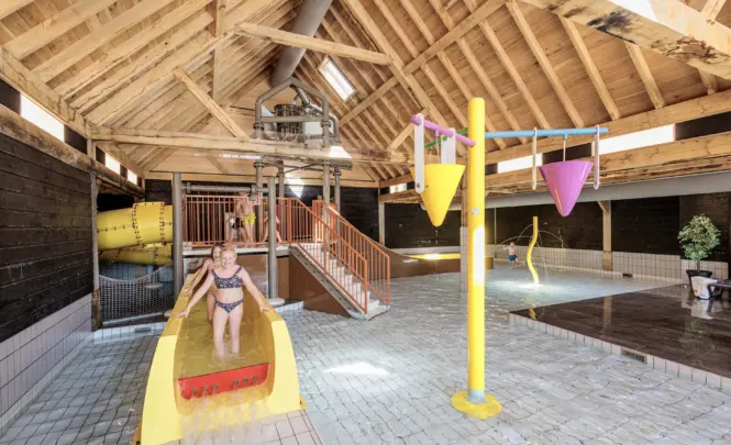 Glijden, spetteren en spelen in de waterspeeltuin kaps